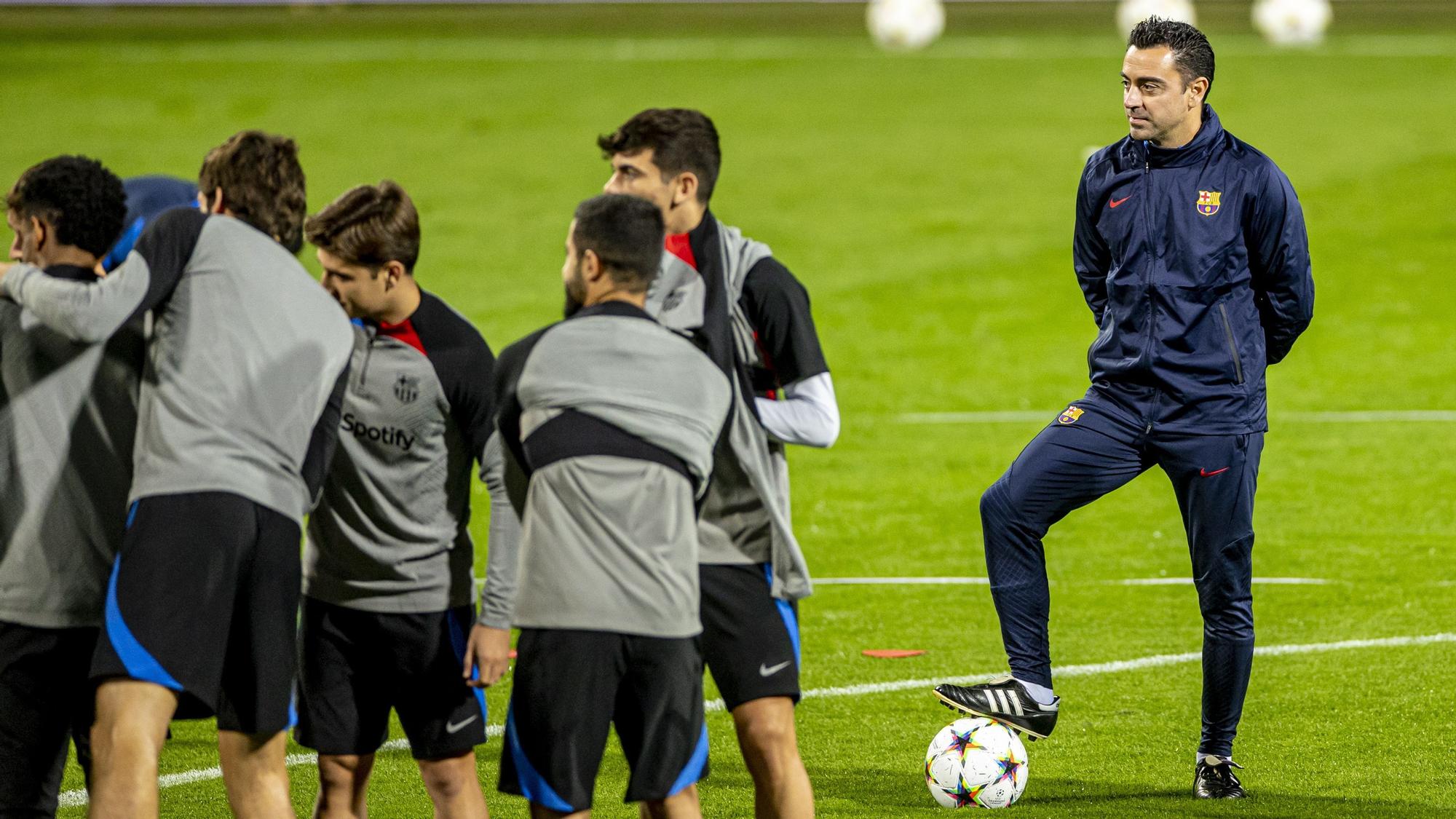 Xavi Hernández participa en una sesión de entrenamiento en Plzen.