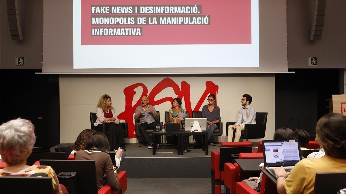 Presentación del informe sobre ’fake news’ elaborado por Xnet, en el Auditori de la BSM-Universitat Pompeu Fabra