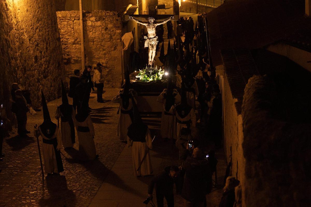 GALERÍA | Penitencia y silencio en la procesión de las Siete Palabras
