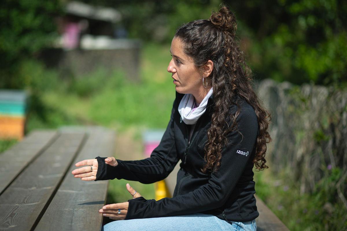 Natalia Díaz enseña su finca ecológica Ecoalpispa por el Día Mundial de las Abejas