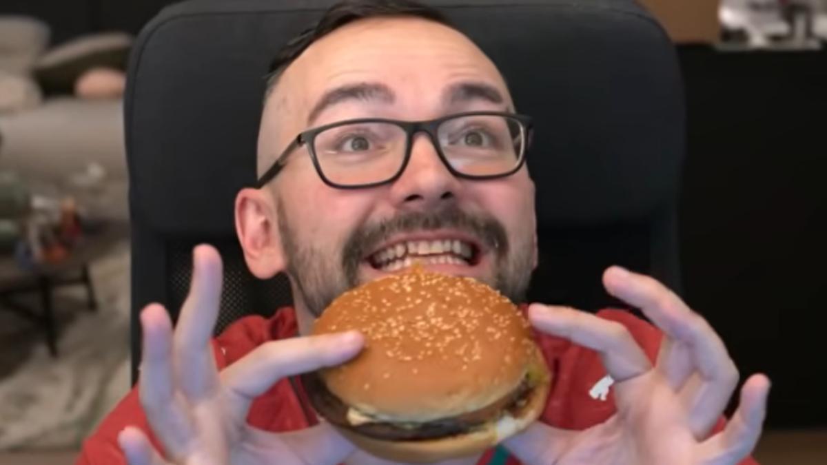El Xocas probando su menú del Burger King