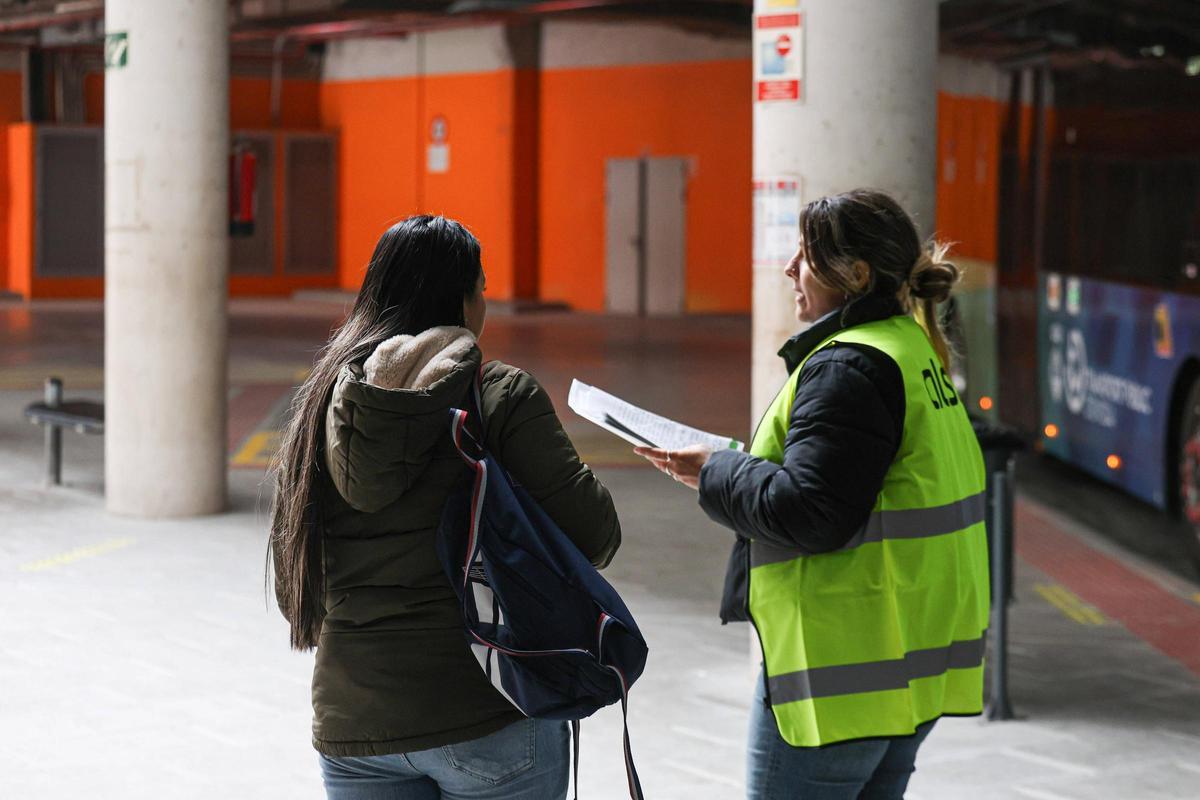 Una informadora atiende a una usuaria en los andenes del Cetis, donde no hay cobertura de Internet.