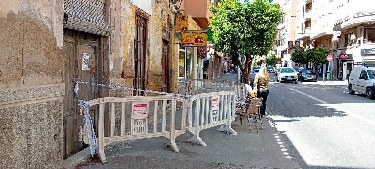 Peatones invaden la calzada cuando se topan con el corte de la acera por los desprendimientos