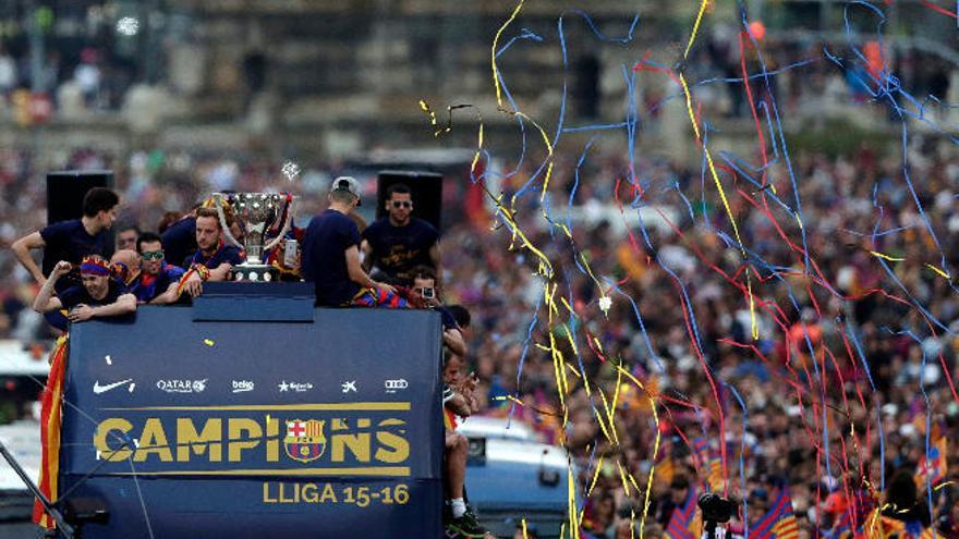 Los jugadores del Barcelona celebran en la rúa el título de Liga con su afición por las calles de la ciudad.