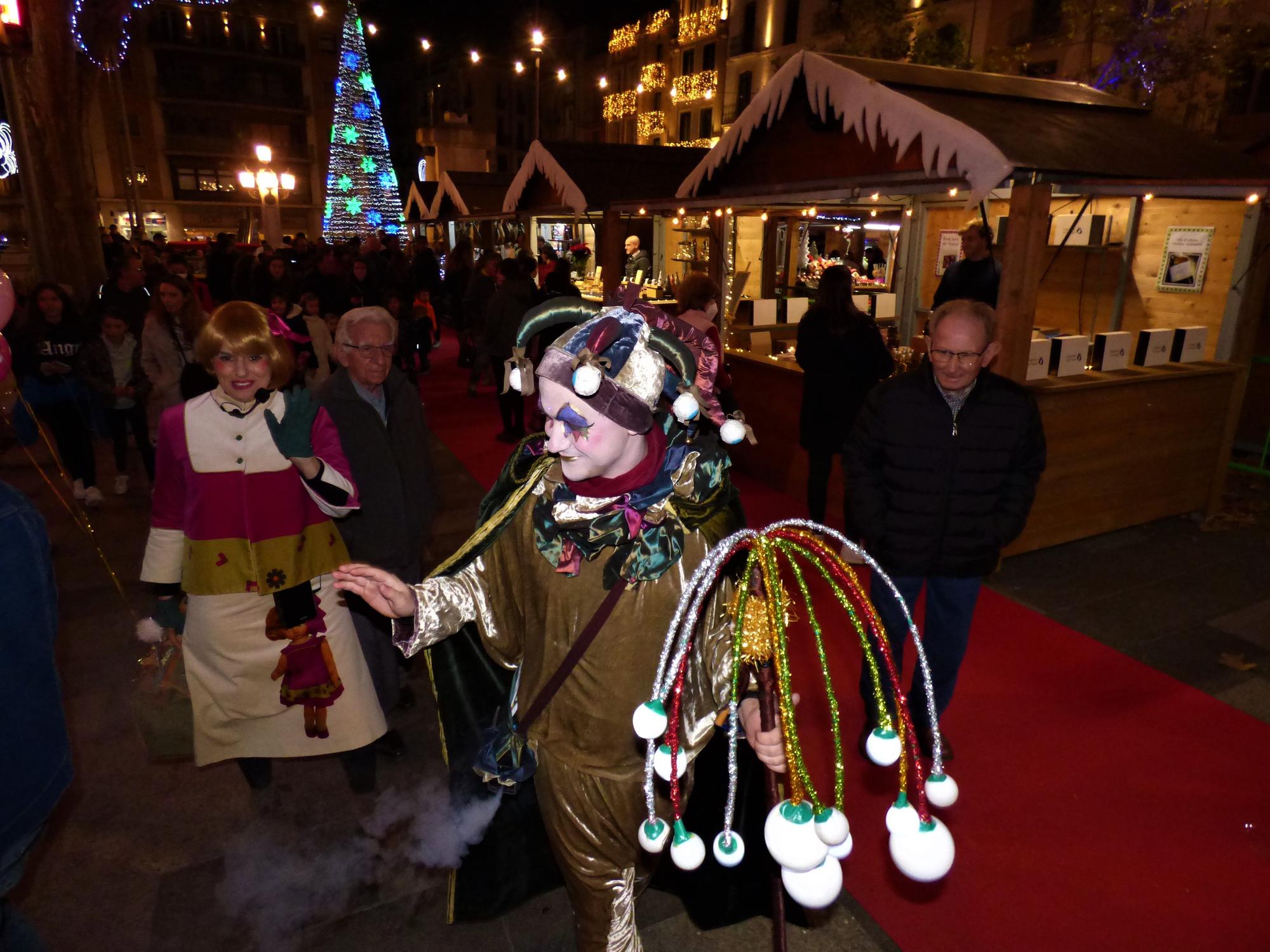 En Fumera, la Nadalina i la Bel inauguren el mercat de Nadal de Figueres