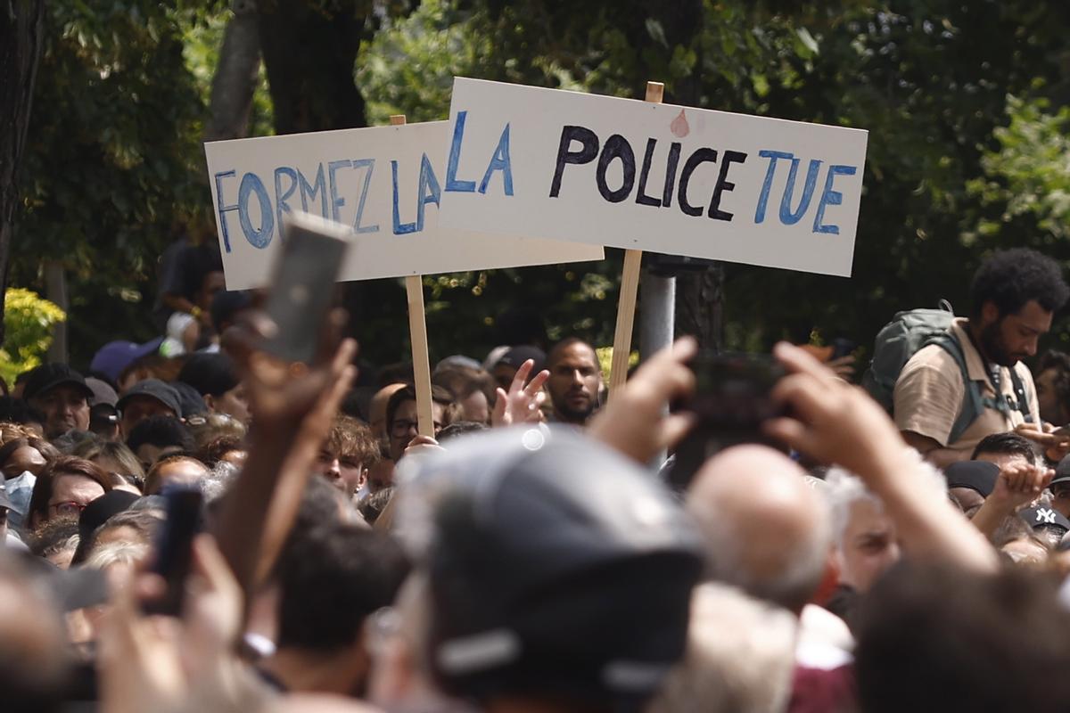 Mounia, la madre de Nahel encabeza una marcha blanca en Nanterre. La familia del joven fallecido ha convocado una marcha blanca en su memoria.