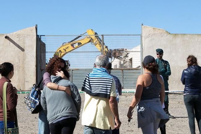 La Agencia de Protección del Medio Urbano y Natural derriba una explotación ganadera en La Oliva por orden judicial