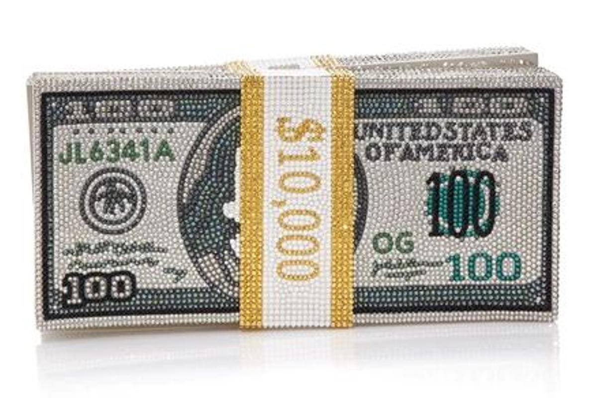 Cluth con forma de fajo de billetes de 100 dólares firmado por Judith Leiber Couture que Jennifer Lopez ha llevado en el Festival de Cine de Toronto