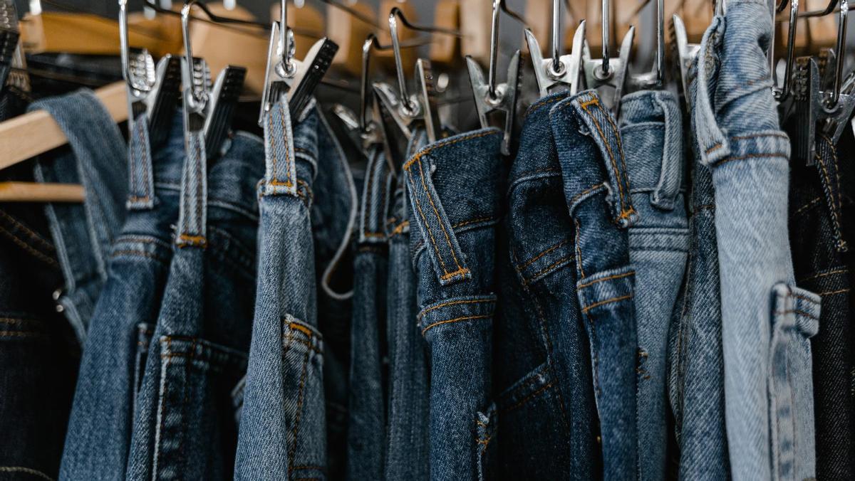 Pantalones vaqueros colgados en una tienda.