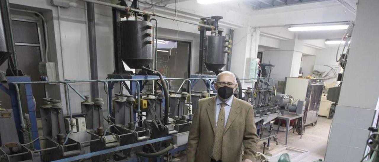 Francisco Javier Iglesias, en uno de los laboratorios de la Escuela de Minas, en Oviedo. | Miki López