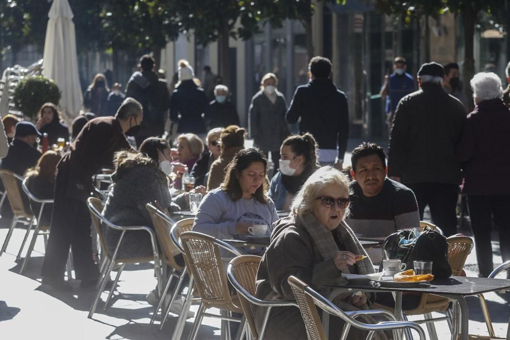 Sábado de sol, rebajas y terrazas antes de la entrada en vigor de las nuevas restricciones