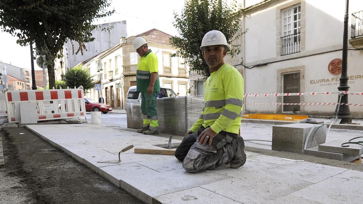 Operarios trabajan en una obra en Lalín