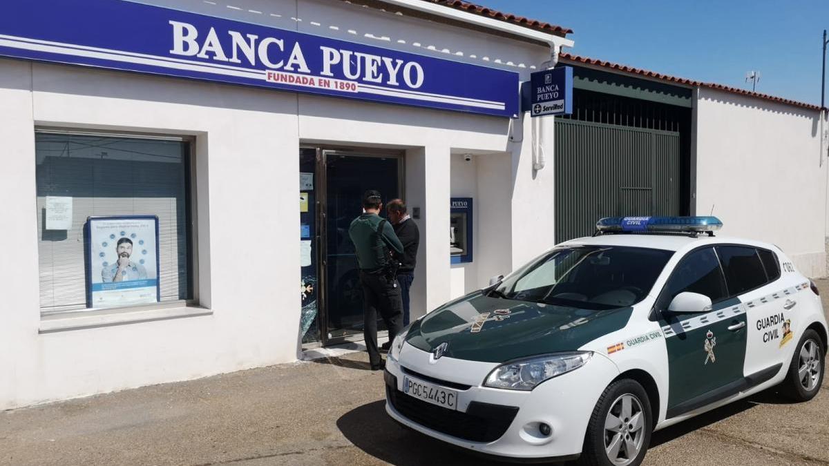 El director de la banca Pueyo de Villafranco del Guadiana, en la UCI tras un atraco