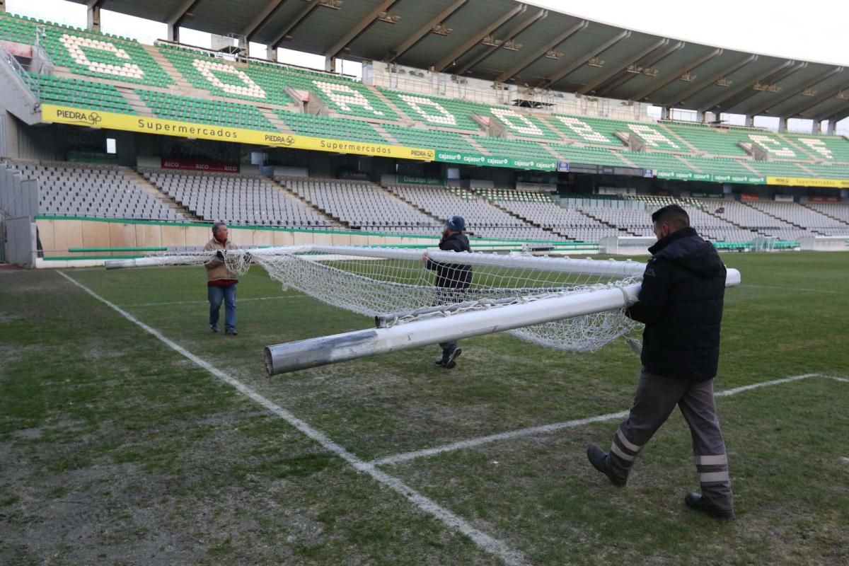 Comienzan los trabajos para cambiar el cesped de El Arcángel