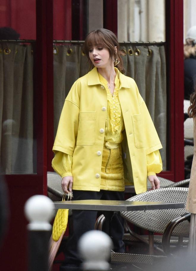Lily Colins con total look amarillo en 'Emily en París'