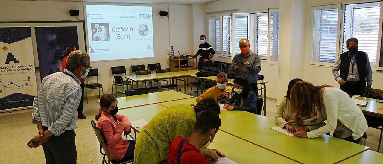 Momento del Taller de Introducción a la Sonificación Científica celebrado el 19 de abril de 2022 en el CEP Las Palmas.