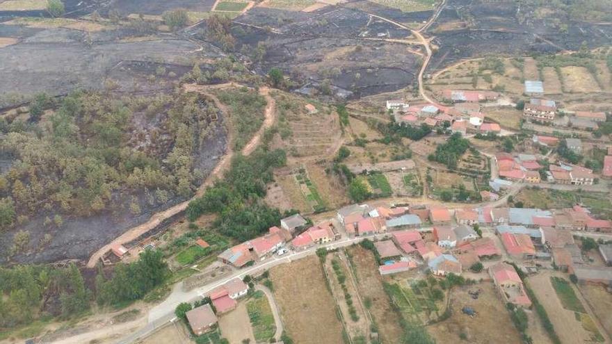 Terreno quemado junto a Bermillo de Alba (Fonfría) el 29 de julio. Las llamas llegaron a rozar el casco urbano.