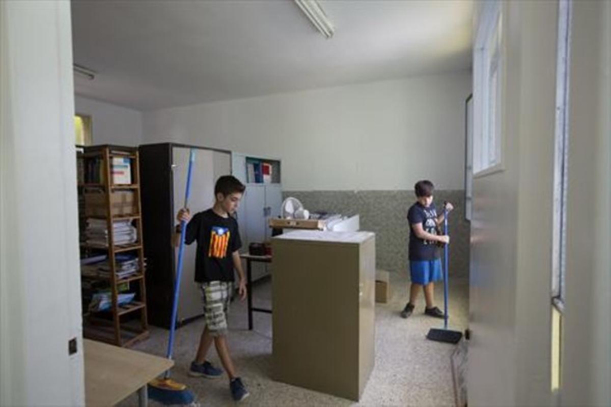 Uns alumnes participen en la posada a punt de les instal·lacions de l’escola Patufet. Uns alumnes participen en la posada a punt de les instal·lacions de l’escola Patufet.