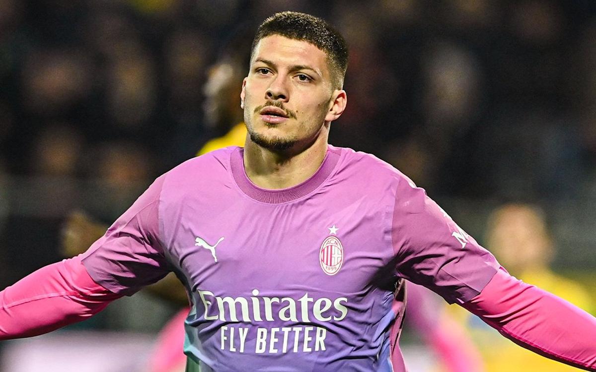 Jovic celebra el gol definitivo que le da la victoria al Milan (2-3)