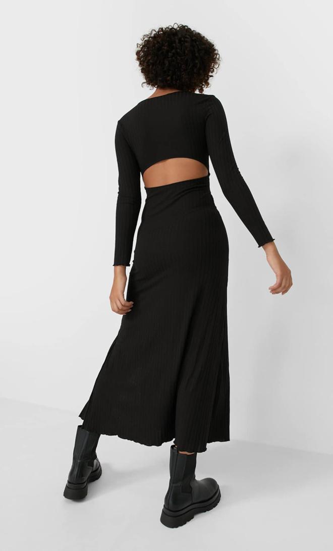 Vestido negro de punto, de Stradivarius