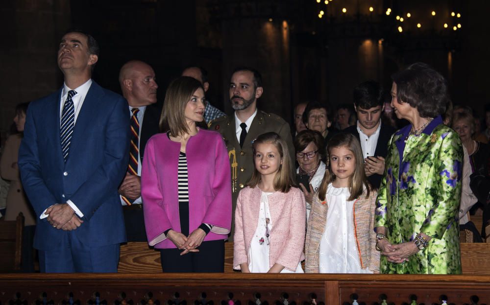 Los reyes junto a sus hijas y la reina Sofía en la misa de Pascua