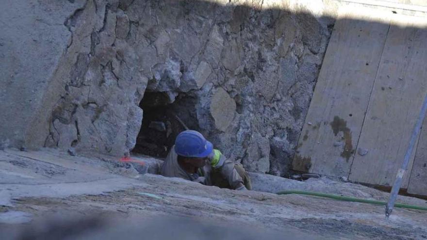 Un operario trabaja en la reparación de la presa de la Cárdena.