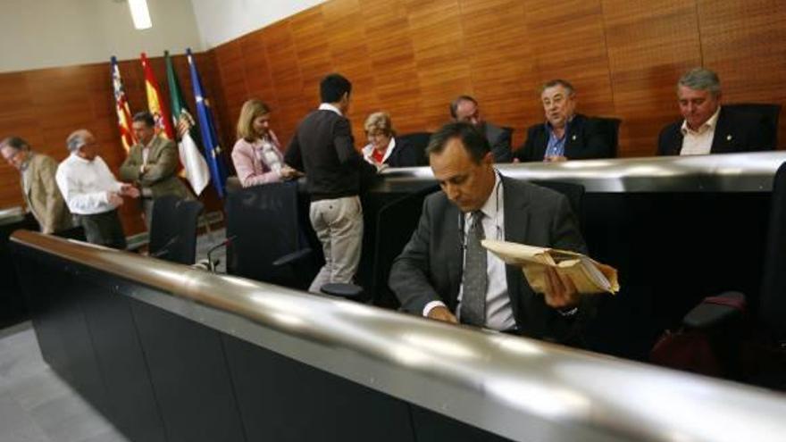 San Vicente aplicará la congelación del IBI en 2015 tras compensar la deuda autonómica