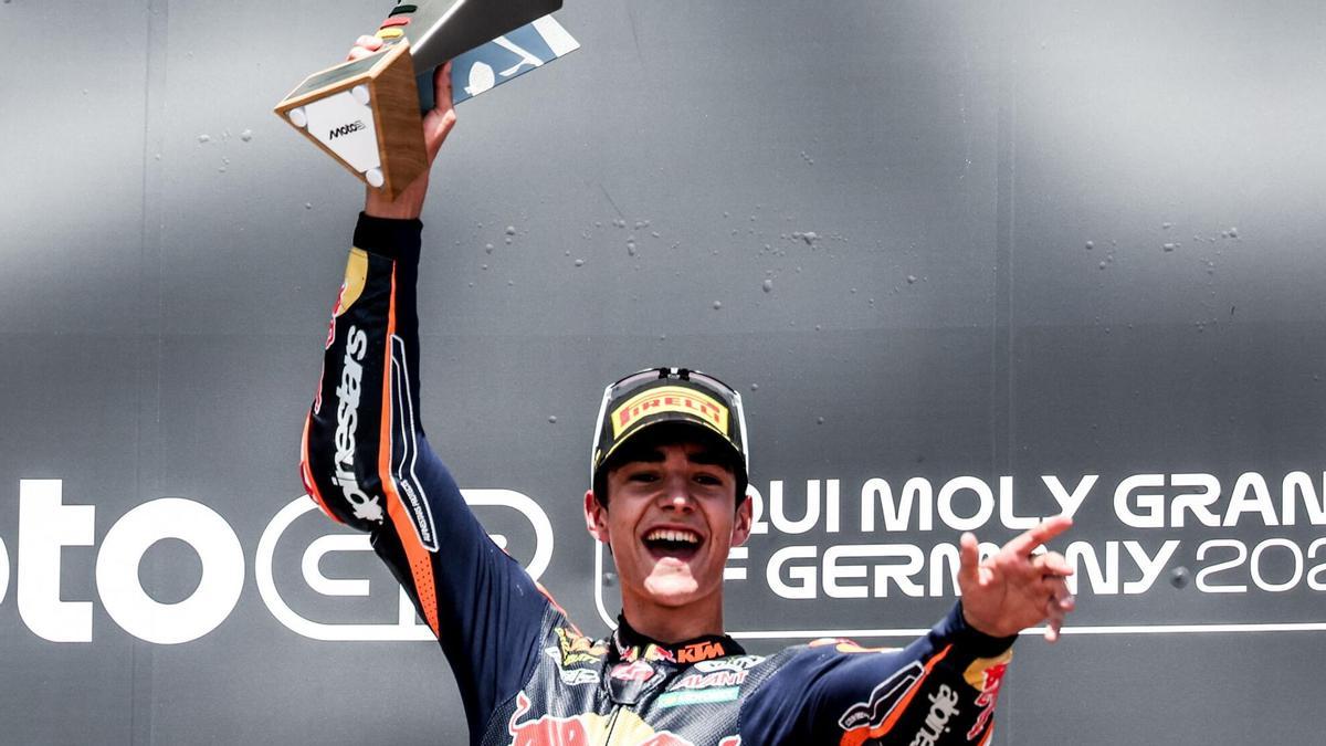 Uriarte celebra su victoria en Sachsenring