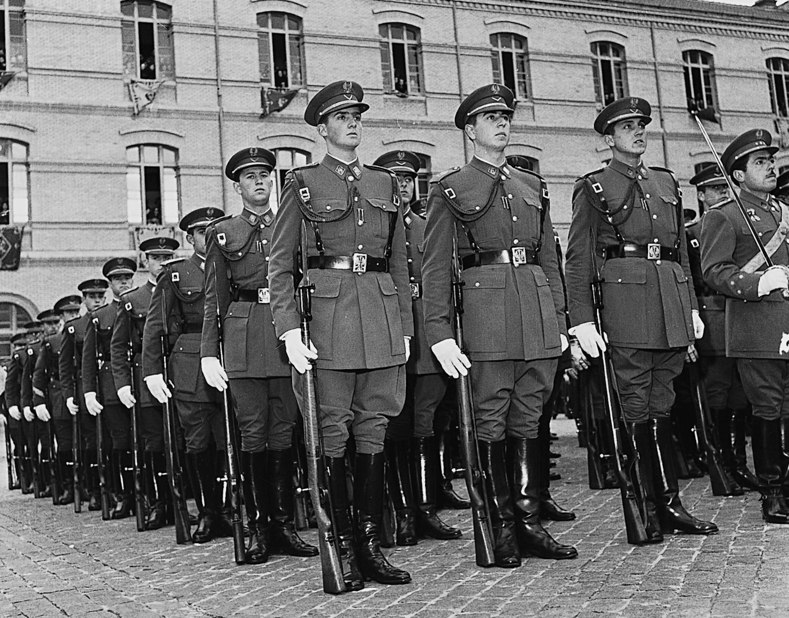 El paso de Juan Carlos y Felipe VI por la Academia General Militar de Zaragoza