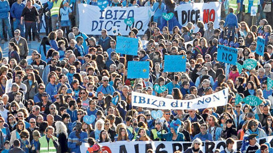 En febrero, miles de personas protestaron contra los sondeos.