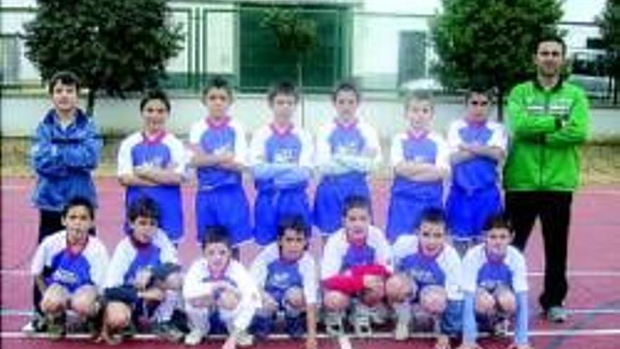 El equipo benjamín de fútbol sala de Arroyo de San Serván