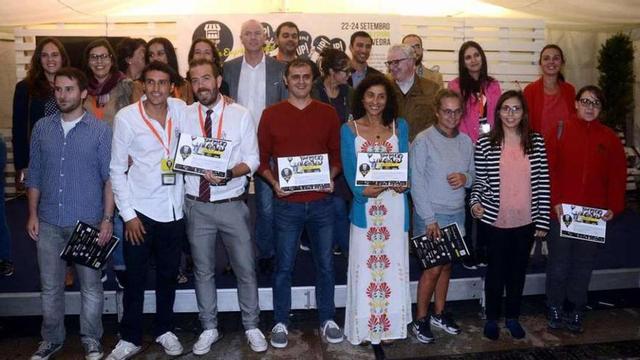 Fotografía de familia de los premiados de esta edición (en primer término). // Rafa Vázquez