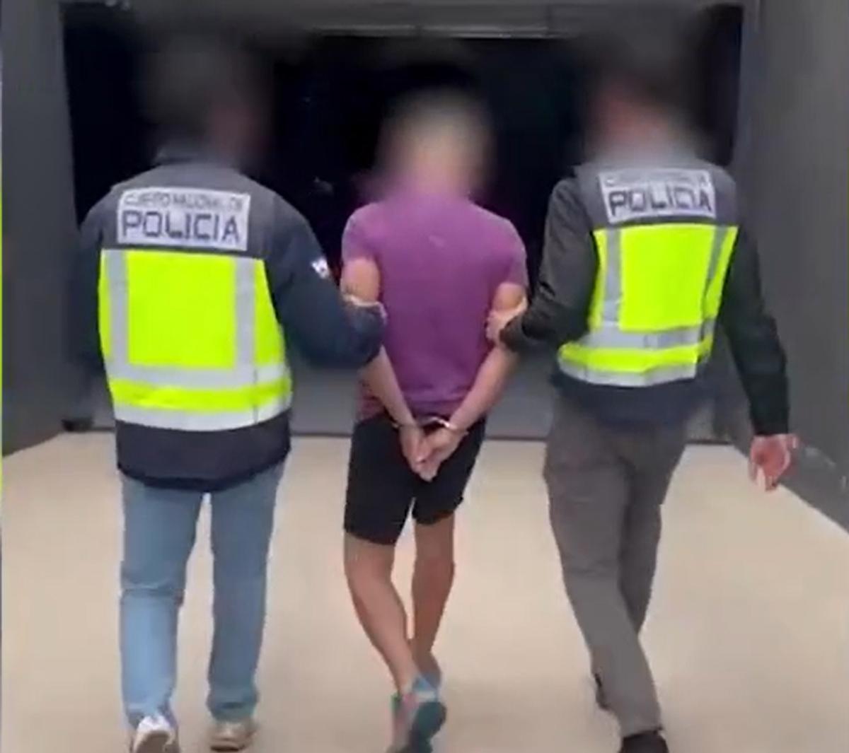 La Policía Nacional trasladó al detenido hasta la comisaría.