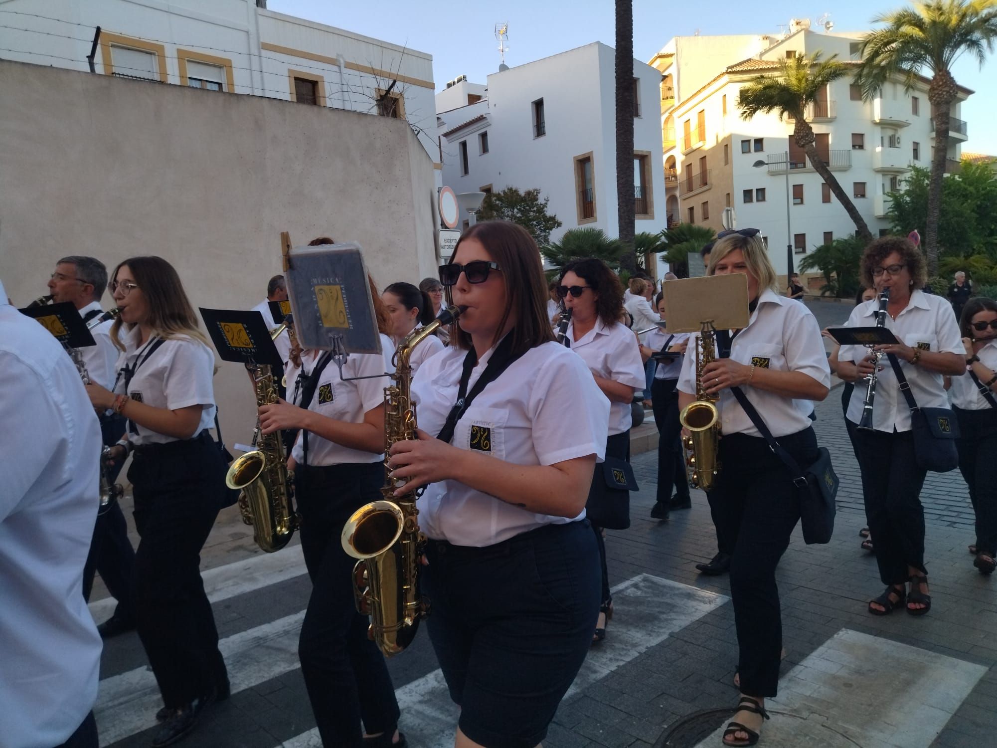 Xàbia, capital de la música: más de 800 músicos de toda la comarca llenan de vida las calles (imágenes)
