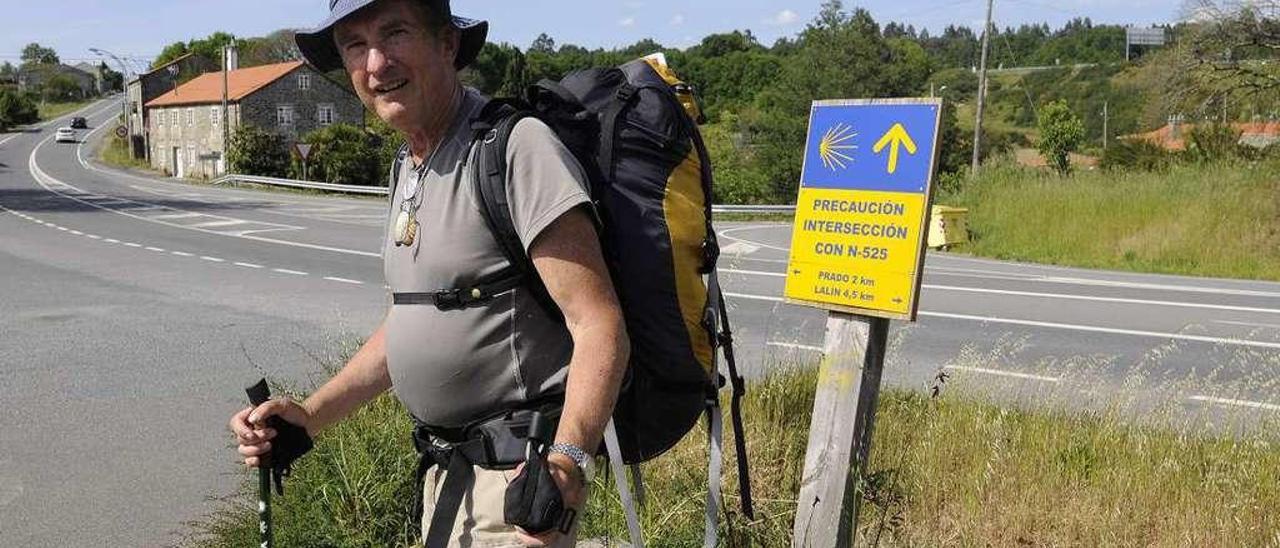 Un peregrino canadiense que realiza el camino desde Sevilla, ayer, en Bendoiro. // Bernabé/Javier Lalín