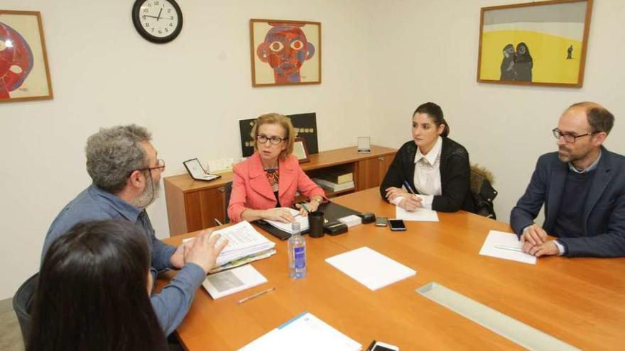 Encarnación Rivas con la alcaldesa de Moaña y el edil de Urbanismo, a la izqierda téncicos de la Xunta.