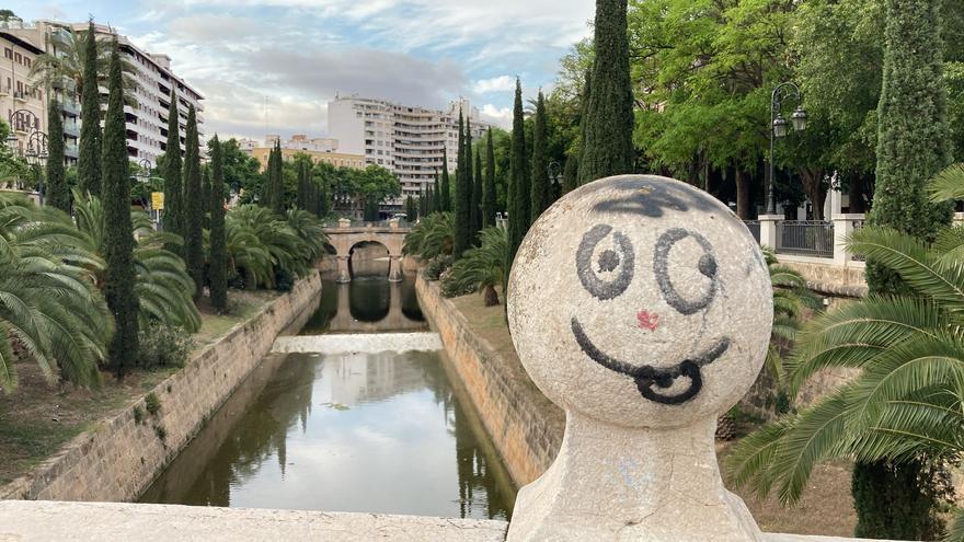 Vandalismo en Palma: Pintan con grafitis un puente del Passeig Mallorca sobre sa Riera y pisotean flores recién sembradas