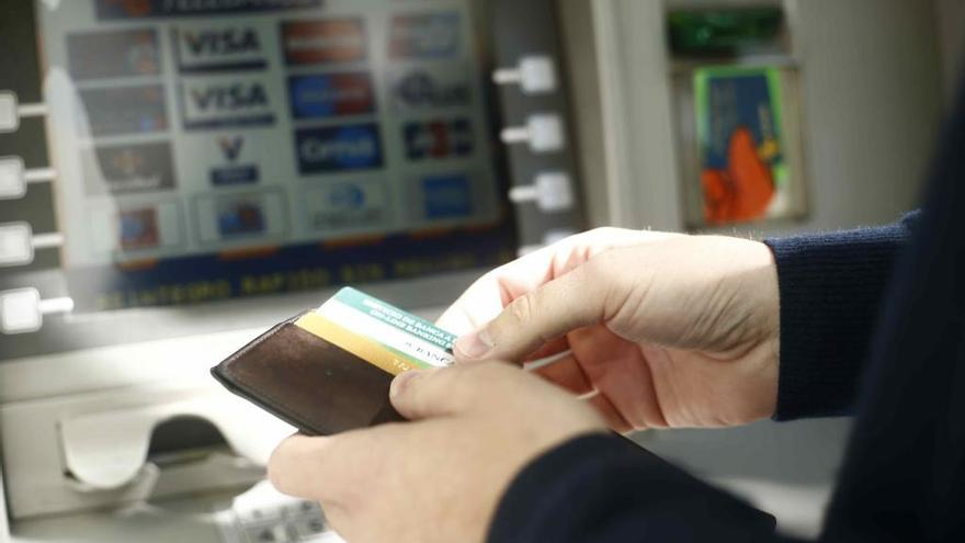 Die Deutschen heben vor dem Urlaub gerne Bargeld bei der Bank ab.