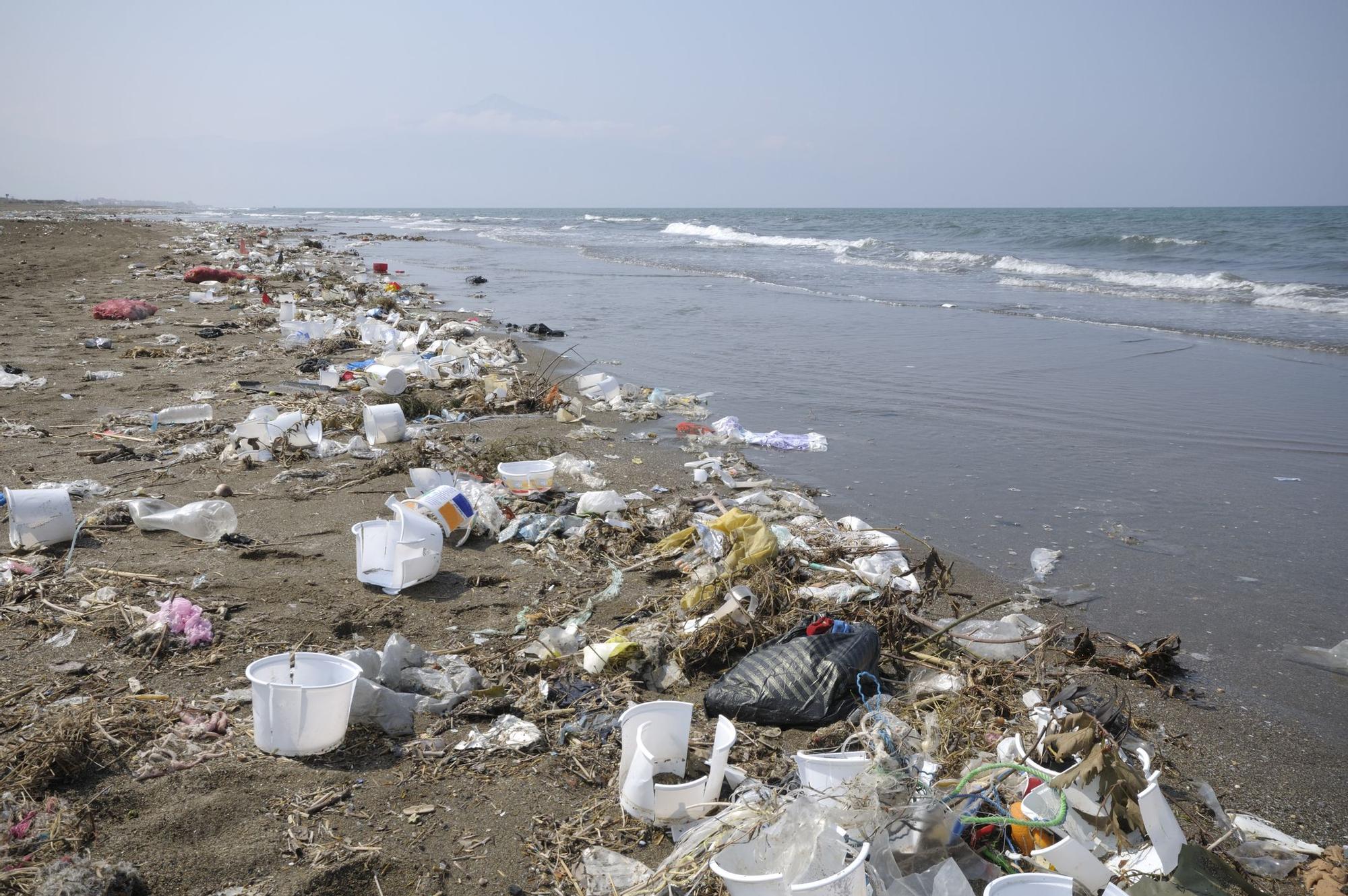 Playa llena de plástico, un material no biodegradable