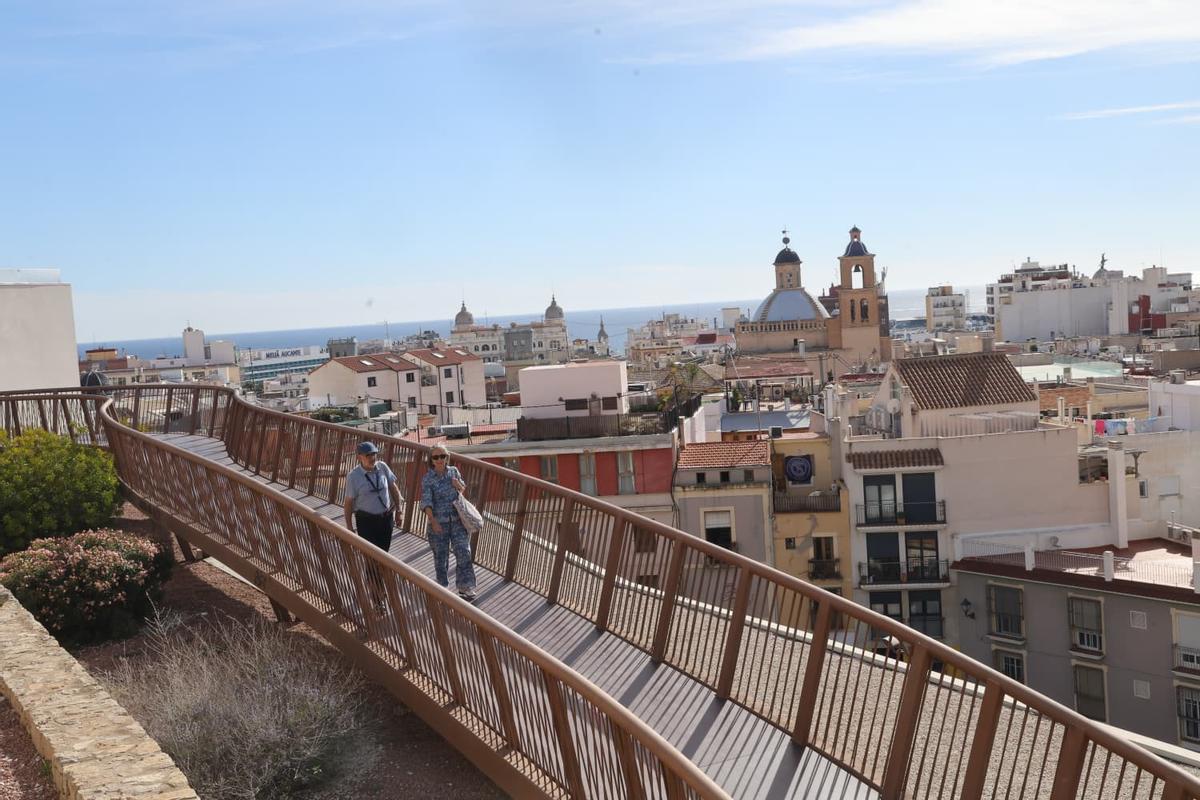 Turistas paseando por el centro de Alicante, zona con más viviendas turísticas, junto a la playa de San Juan
