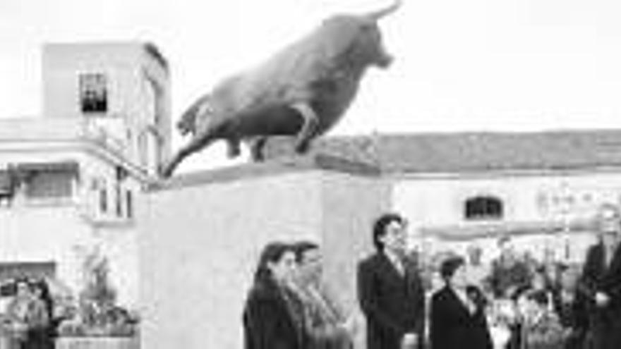 Instalan el monumento en homenaje al toro