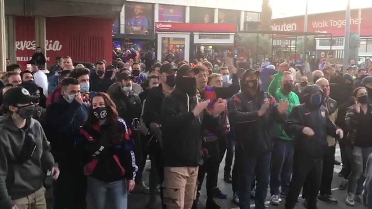 Protesta de aficionados del Barça por la venta masiva de entradas en el partido de supercopa contra el Eintracht Frankfurt