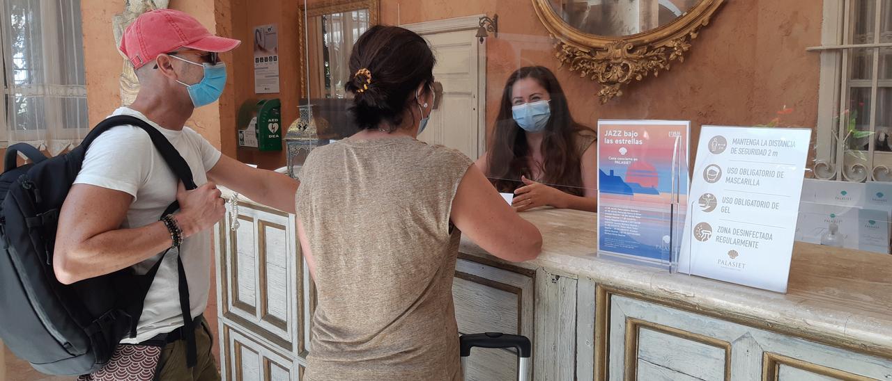 Entrada de clientes en un hotel de Benicàssim.