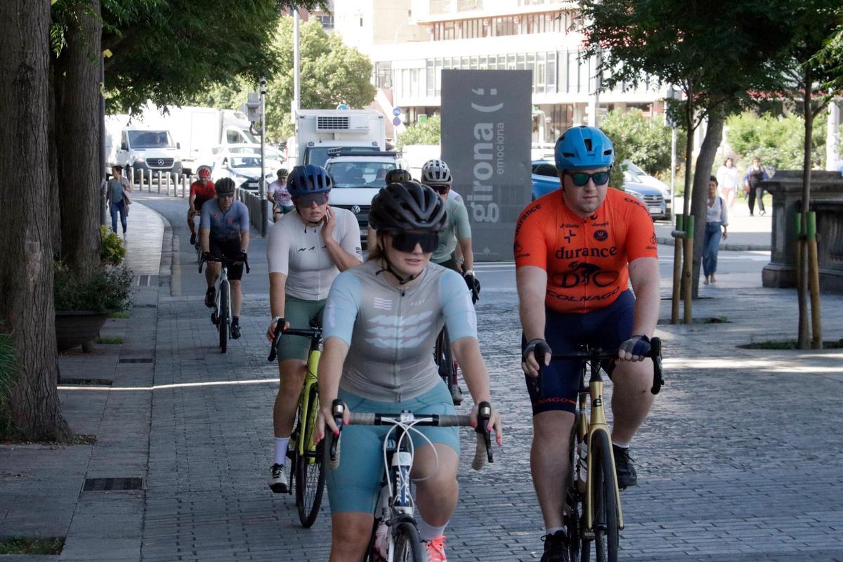 Un grup de ciclistes, a punt d'accedir al Barri Vell de Girona.