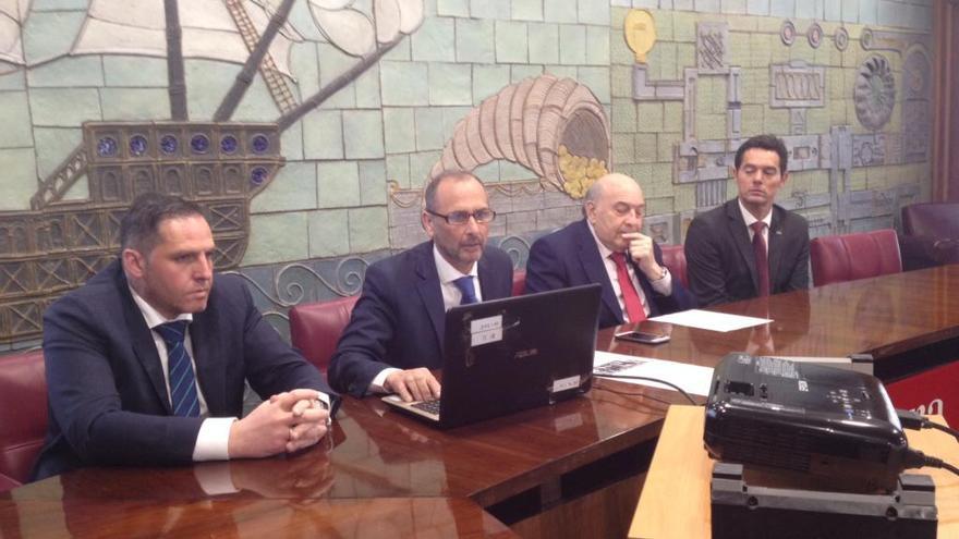 José Manuel Vega, jefe de zona de Caja Rural de Asturias; Heriberto Menéndez, responsable ferial de la Cámara; Francisco Menéndez, presidente de la Cámara; y Marcos Granda, director de la oficina de empresas de Liberbank, en la presentación de los contenidos de ArtExpression.