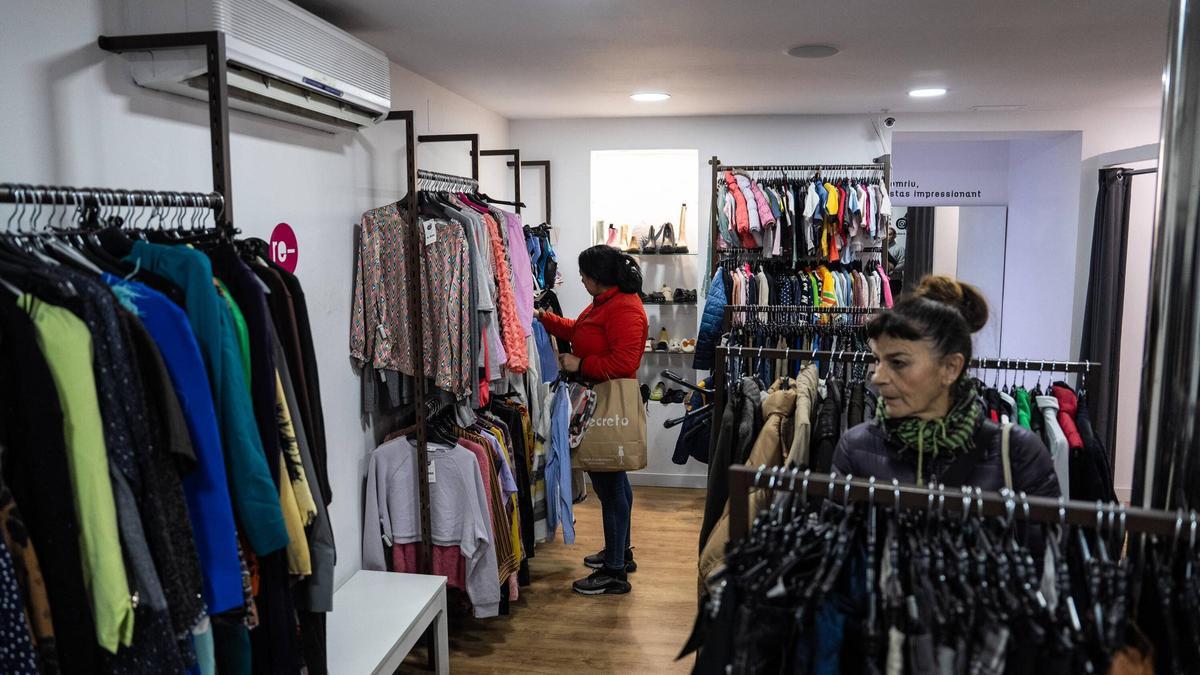 Una tienda de moda de segunda mano en Sants, abierta el año pasado.