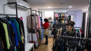 Una tienda de moda de segunda mano en Sants.