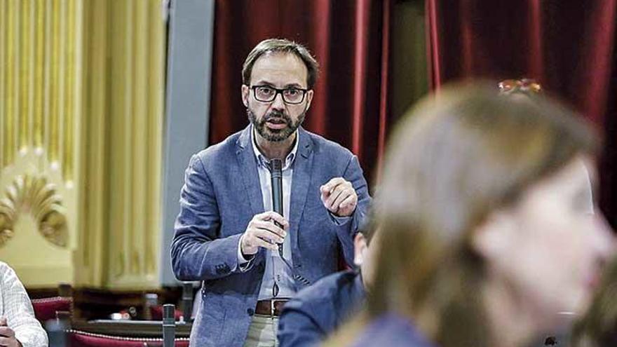 El portavoz de Més Per Menorca, Josep castells, se dirige a la presidenta Armengol en el Parlament.