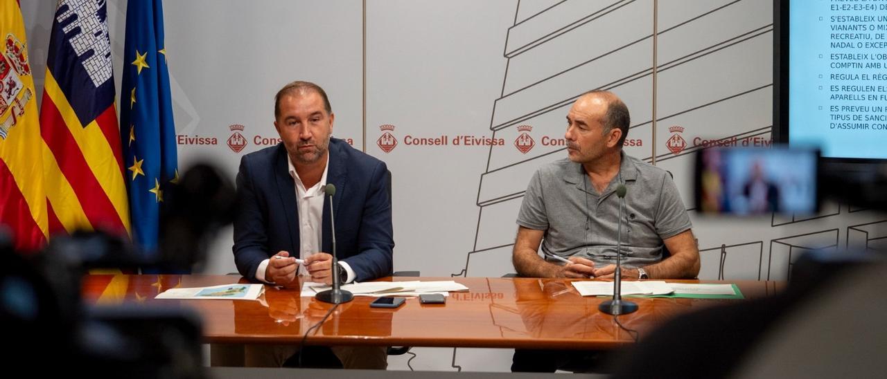 Ignacio Andrés y Juan Antonio Torres presentan el avance del reglamento contra la contaminación lumínica.