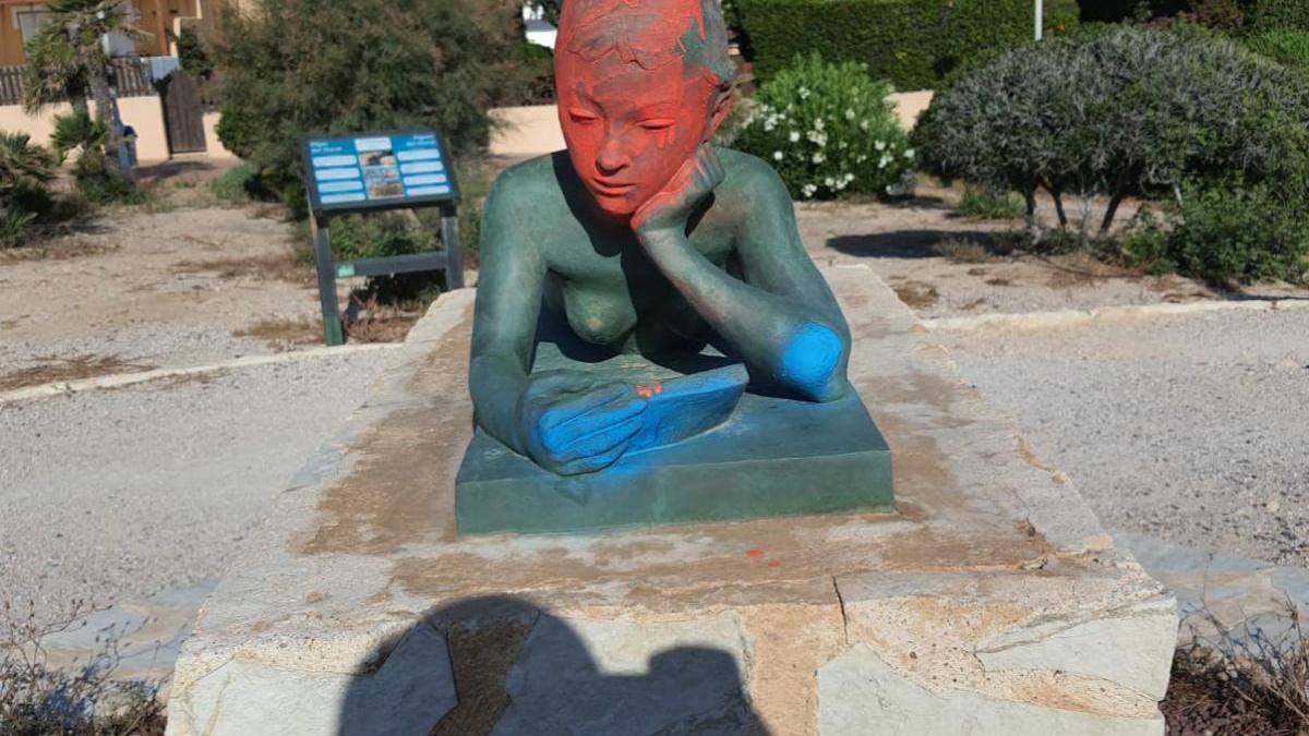 Vandalismo en El Campello: amanece pintado de rojo el rostro de la escultura «La niña leyendo»